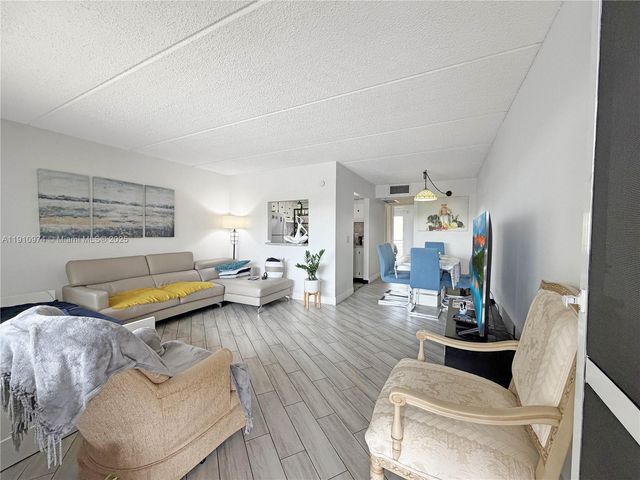 500 W Village Green Cir W 203, Palm Springs, FL 33461