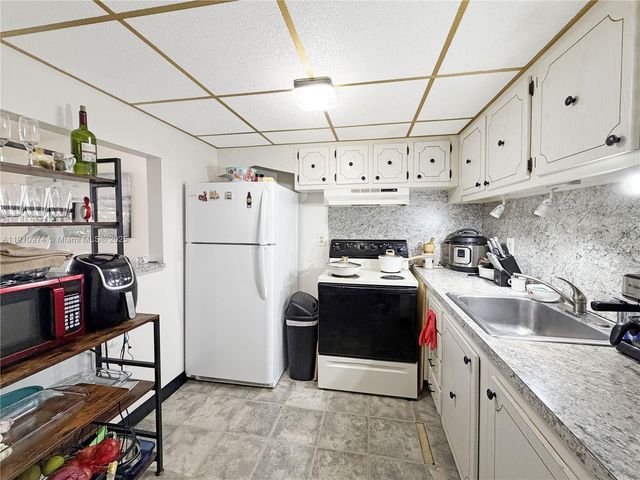 500 W Village Green Cir W 203, Palm Springs, FL 33461