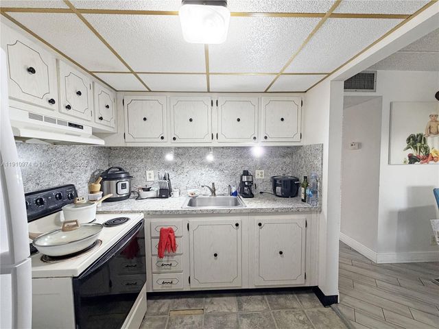 500 W Village Green Cir W 203, Palm Springs, FL 33461