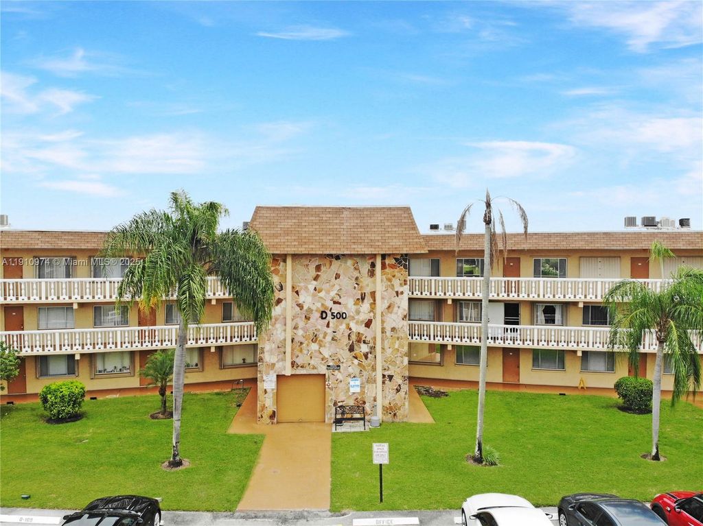 500 W Village Green Cir W 203, Palm Springs, FL 33461