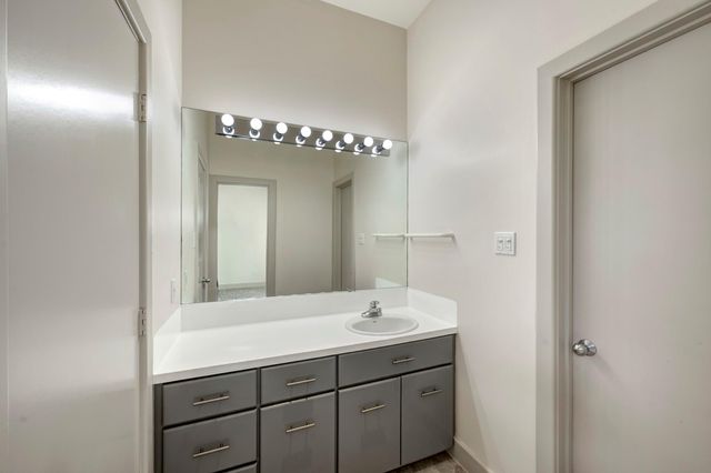 5304 Braeburn Drive, Bellaire, TX 77401