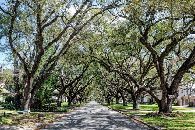 5304 Braeburn Drive, Bellaire, TX 77401