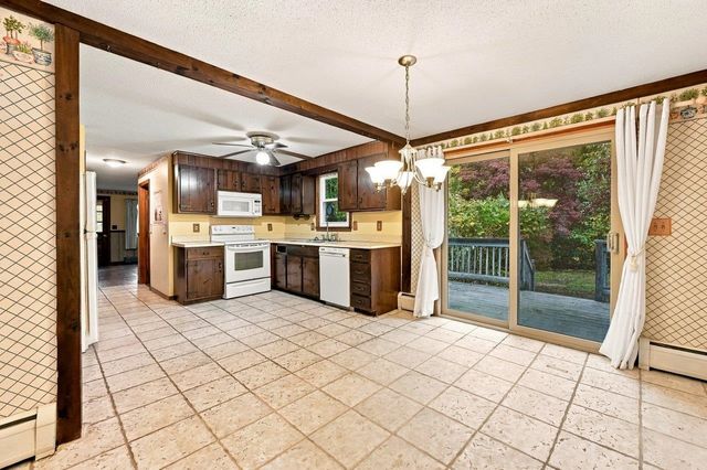 10 Lancaster Drive, Londonderry, NH 03053