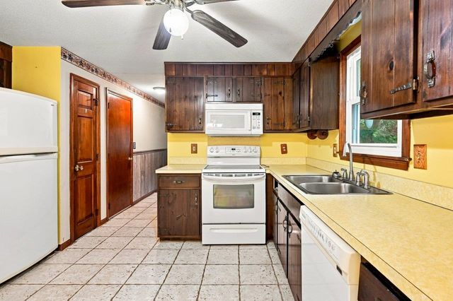 10 Lancaster Drive, Londonderry, NH 03053