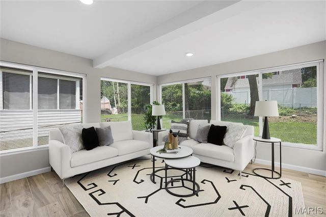 1542 N Hanley Road, University City, MO 63130