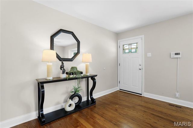 1542 N Hanley Road, University City, MO 63130
