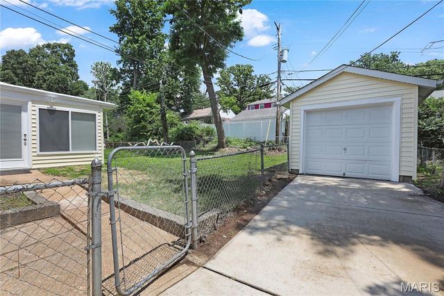 1542 N Hanley Road, University City, MO 63130