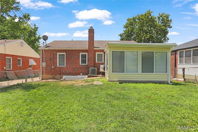 1542 N Hanley Road, University City, MO 63130