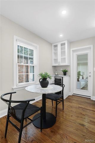 1542 N Hanley Road, University City, MO 63130