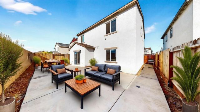 6421 Maple Leaf Ln, Riverbank, CA 95367