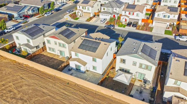 6421 Maple Leaf Ln, Riverbank, CA 95367