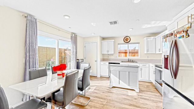 6421 Maple Leaf Ln, Riverbank, CA 95367