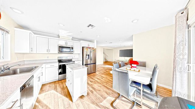 6421 Maple Leaf Ln, Riverbank, CA 95367