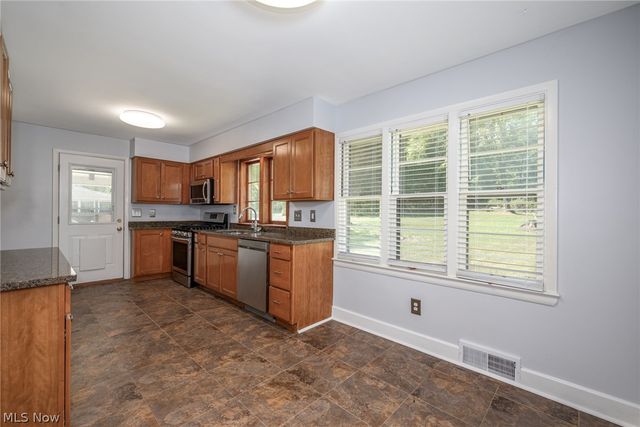 7570 Richmond Road, Oakwood Village, OH 44146