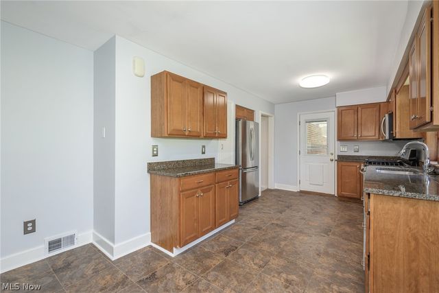 7570 Richmond Road, Oakwood Village, OH 44146