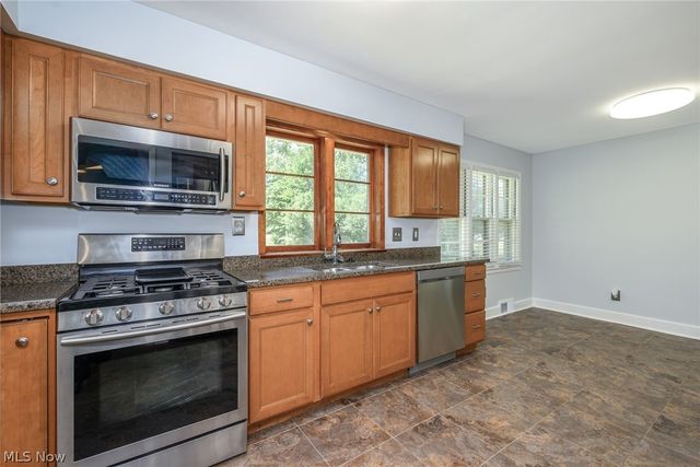 7570 Richmond Road, Oakwood Village, OH 44146