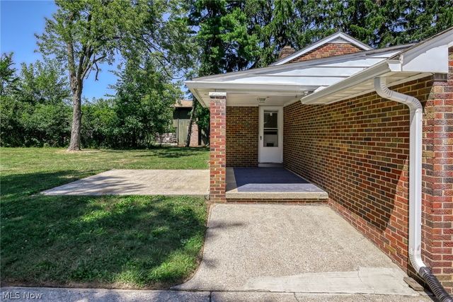 7570 Richmond Road, Oakwood Village, OH 44146