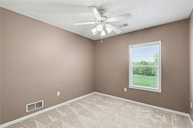 10208 N Spruce Avenue, Kansas City, MO 64156