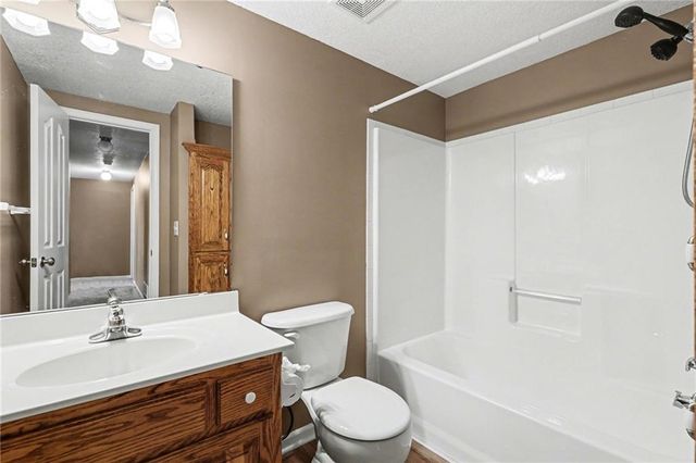 10208 N Spruce Avenue, Kansas City, MO 64156