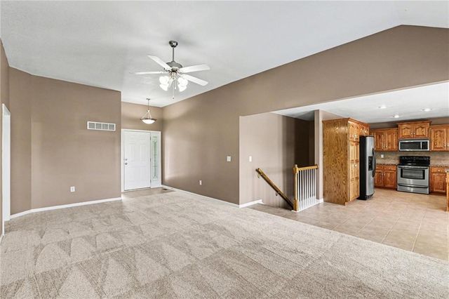 10208 N Spruce Avenue, Kansas City, MO 64156