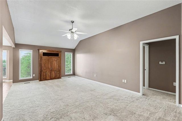 10208 N Spruce Avenue, Kansas City, MO 64156