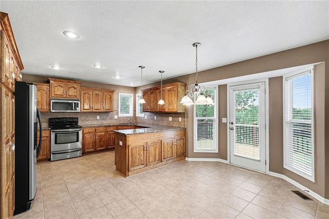 10208 N Spruce Avenue, Kansas City, MO 64156