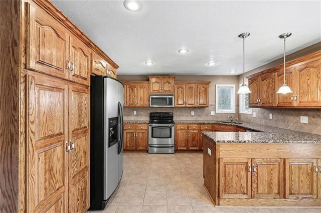 10208 N Spruce Avenue, Kansas City, MO 64156