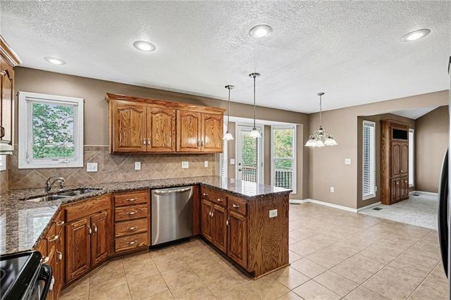 10208 N Spruce Avenue, Kansas City, MO 64156