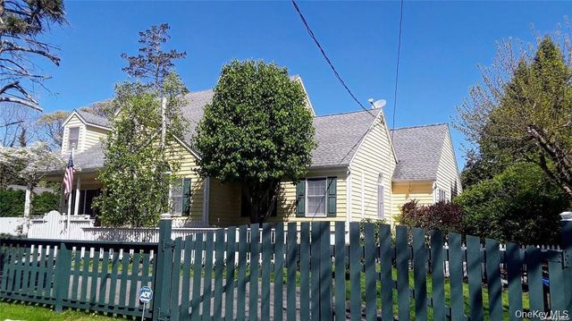 10 Phyllis Road, Mastic Beach, NY 11951