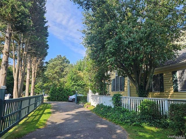 10 Phyllis Road, Mastic Beach, NY 11951