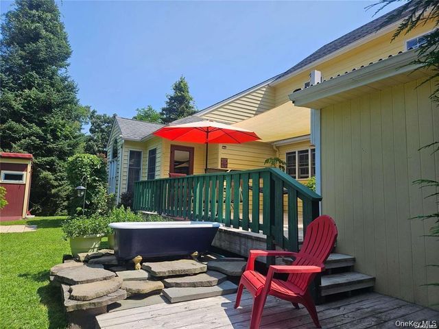 10 Phyllis Road, Mastic Beach, NY 11951