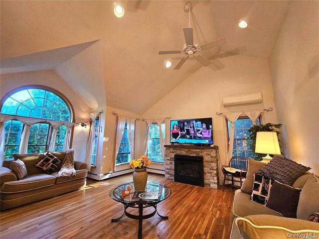 10 Phyllis Road, Mastic Beach, NY 11951