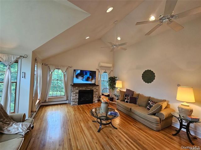 10 Phyllis Road, Mastic Beach, NY 11951