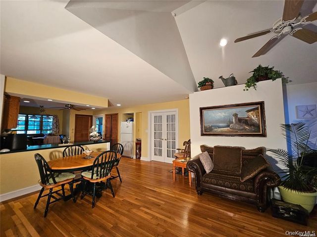 10 Phyllis Road, Mastic Beach, NY 11951