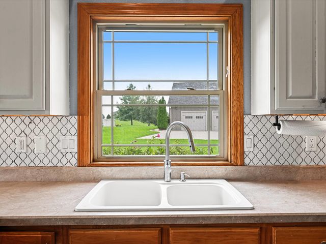 7460 Prairie View Lane, Dubuque, IA 52003