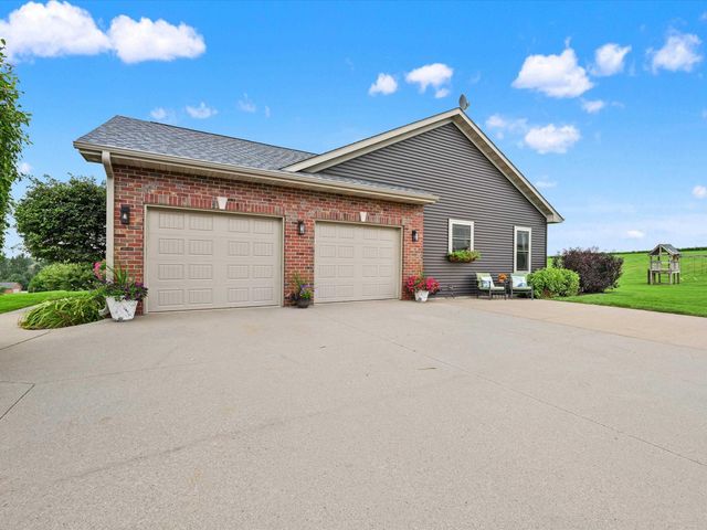 7460 Prairie View Lane, Dubuque, IA 52003