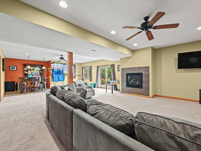 7460 Prairie View Lane, Dubuque, IA 52003