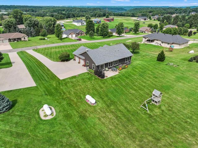 7460 Prairie View Lane, Dubuque, IA 52003