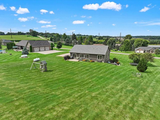 7460 Prairie View Lane, Dubuque, IA 52003