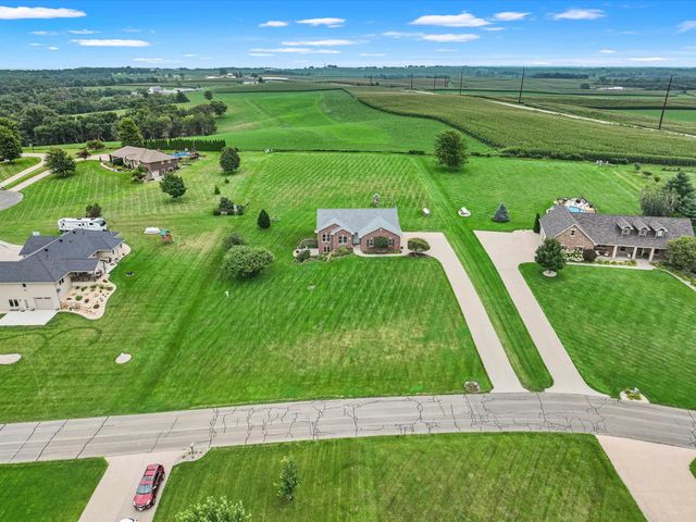 7460 Prairie View Lane, Dubuque, IA 52003