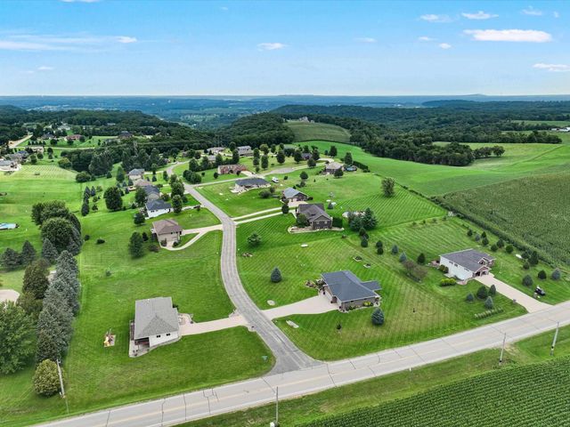 7460 Prairie View Lane, Dubuque, IA 52003