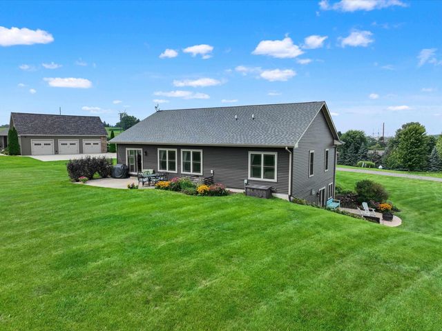 7460 Prairie View Lane, Dubuque, IA 52003