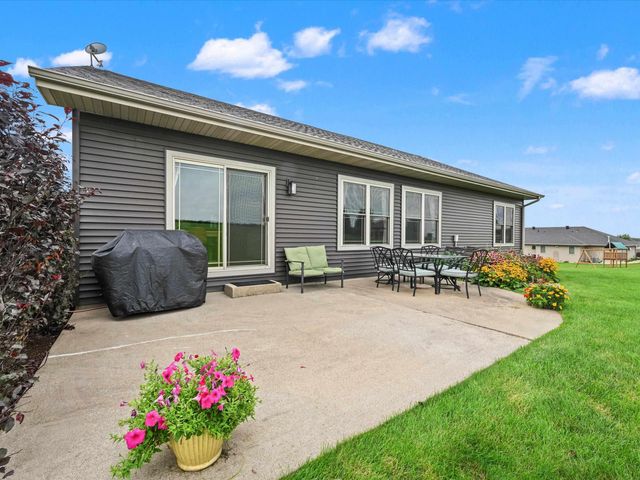 7460 Prairie View Lane, Dubuque, IA 52003