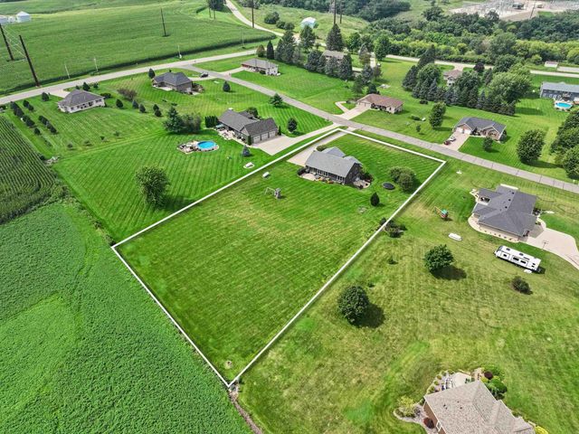 7460 Prairie View Lane, Dubuque, IA 52003