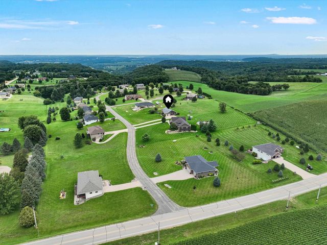 7460 Prairie View Lane, Dubuque, IA 52003