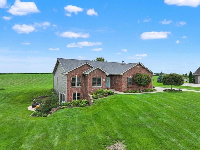 7460 Prairie View Lane, Dubuque, IA 52003