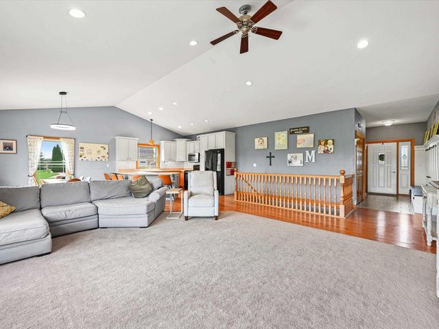 7460 Prairie View Lane, Dubuque, IA 52003