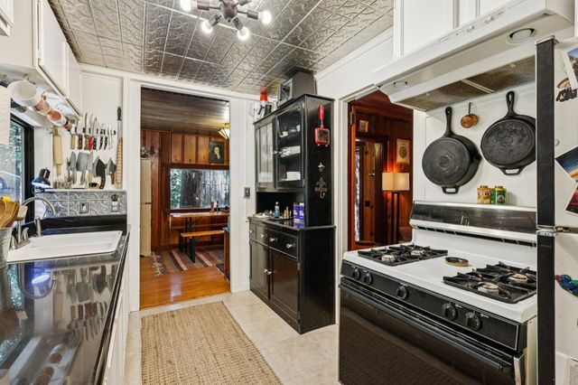 421 Hillside Dr., Boulder Creek, CA 95006