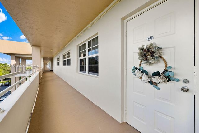 3850 Oaks Clubhouse Dr 504, Pompano Beach, FL 33069