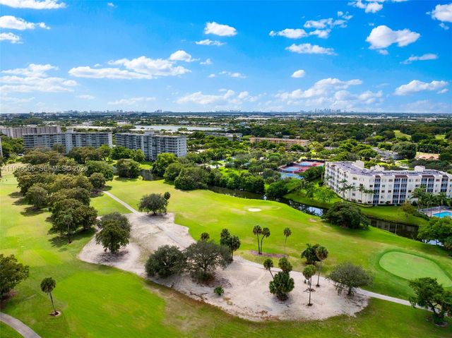 3850 Oaks Clubhouse Dr 504, Pompano Beach, FL 33069